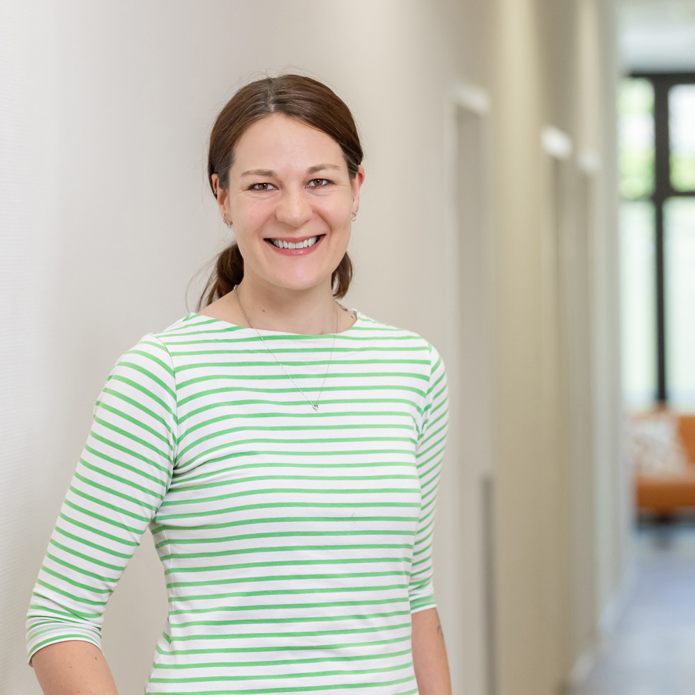 Frau Julia Schr&ouml;der